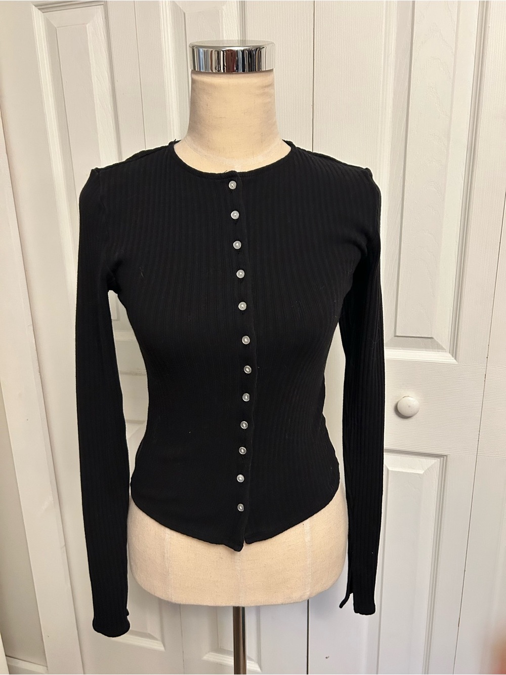 Staple & Hue Black Ribbed Button-Front Long Sleeve Top